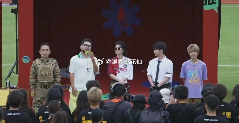 华晨宇和平大学吃鸡学长华晨宇这次活动造型太鲨人了！利落线条勾勒出独特气场，细节处