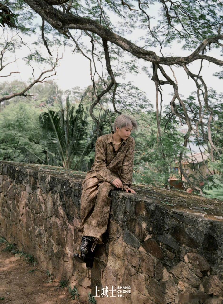 上城士3月刘雨昕封面 在斯里兰卡拍摄《上城士》三月开季刊简直就是异域大片！与山海