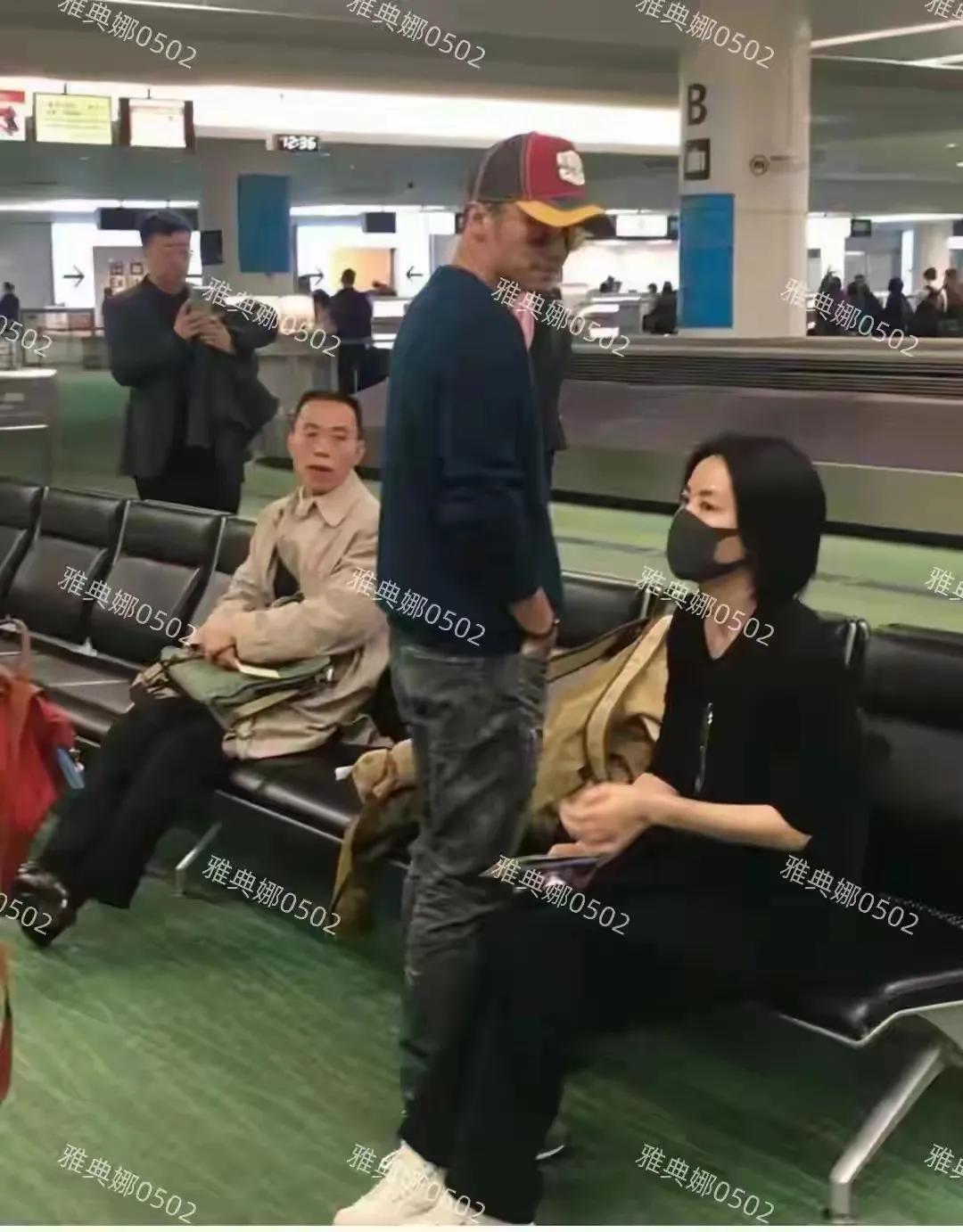 突然发现王菲好高哦，她比谢霆锋还要高。这是一位灵魂有吸引力的姐姐，吸引着谢霆锋与