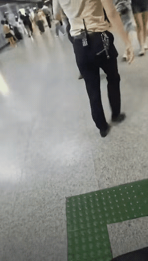 广州地铁3号线车厢内，两名女子指认男子摸臀，男子主动要求调监控自证，女子直接回话