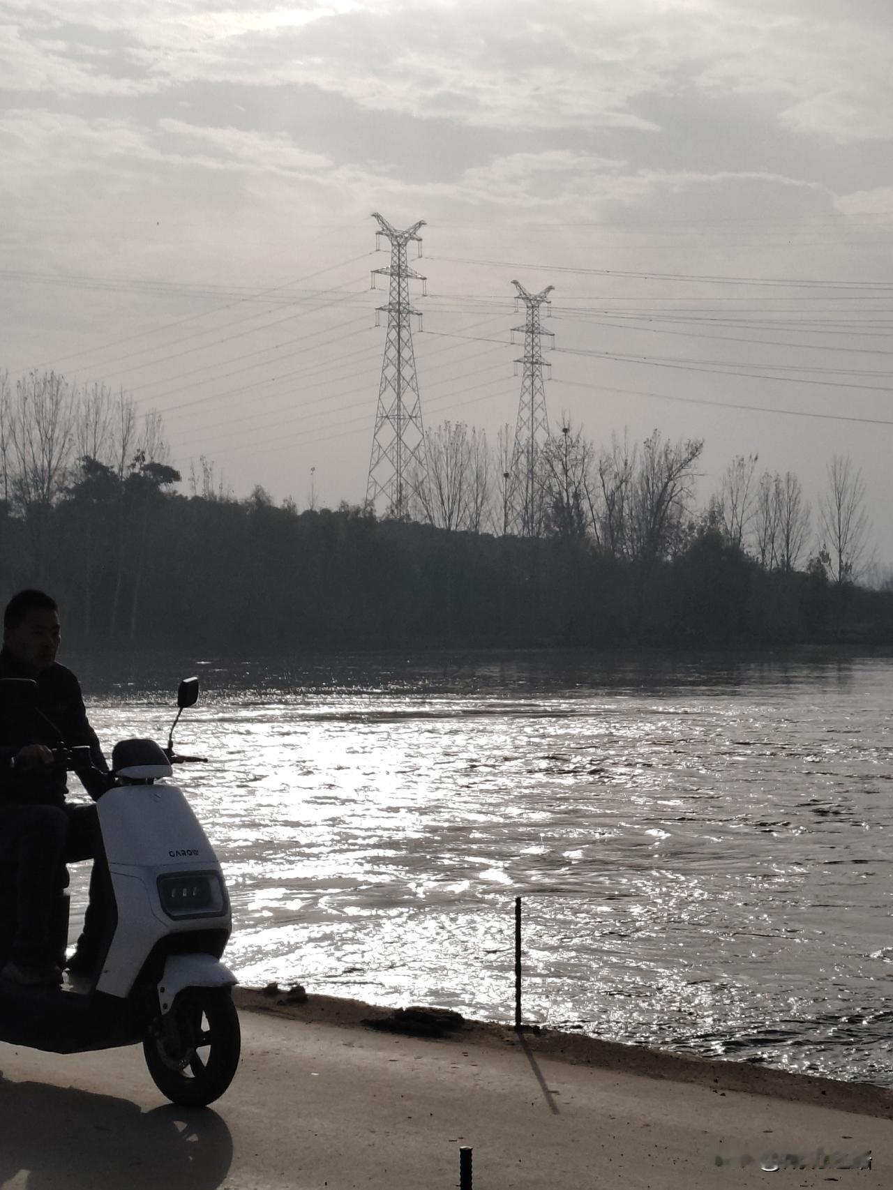 再次踩上白河桥边的路，风里还带着点凉飕飕的劲儿，跟上次来的时候一样，就是树叶子落