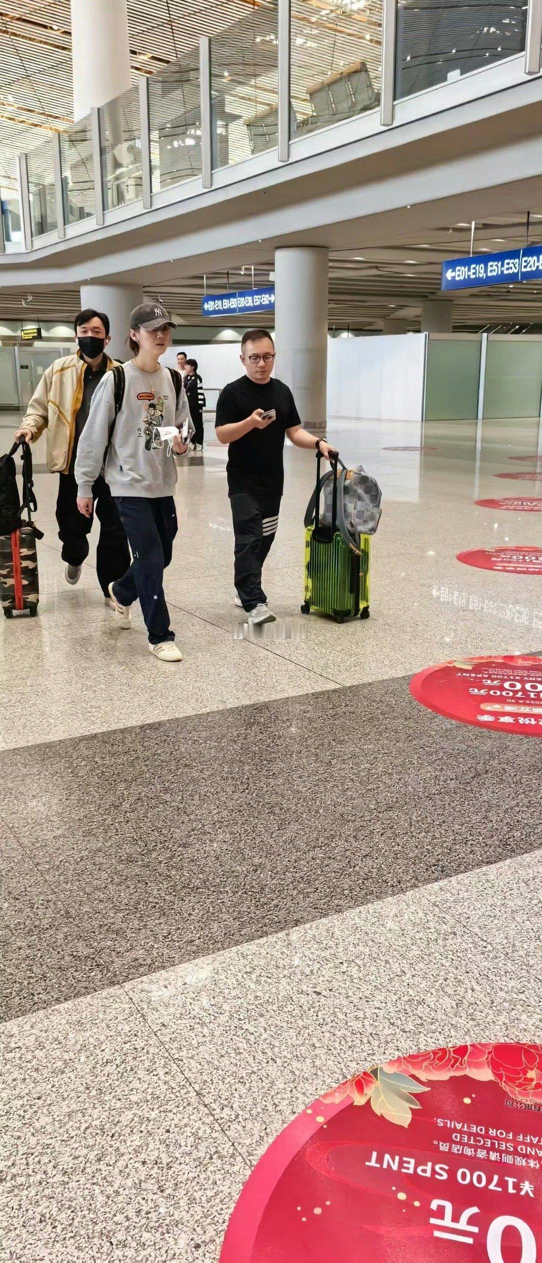 鹿晗在机场被网友偶遇！可能是受舆情影响，感觉鹿晗瘦了很多！[思考]机场偶遇鹿晗飞