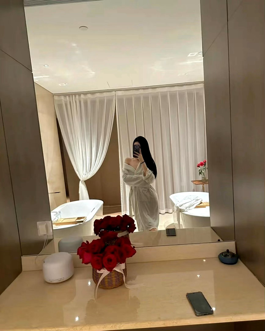 “心疼我的过去厌倦我的现在，担心我的未来有那么一瞬间，我什么都不想要了，包括我的