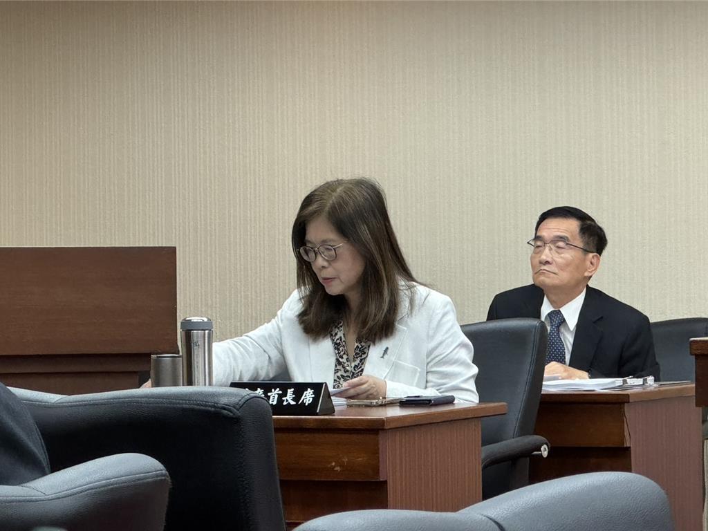 管碧玲挨批“前方吃紧、后方紧吃”， 锺佳滨扯1940年代国民党的腐化
台当局“海