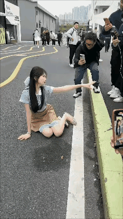 好柔弱的小女生，怪不得那么多男的追着拍