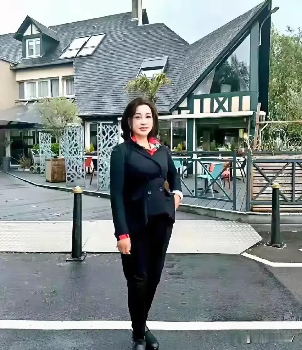 七十多岁的刘晓庆还是那么年轻，一个经历过人生的风吹雨打的明星，懂得太多的保养秘籍
