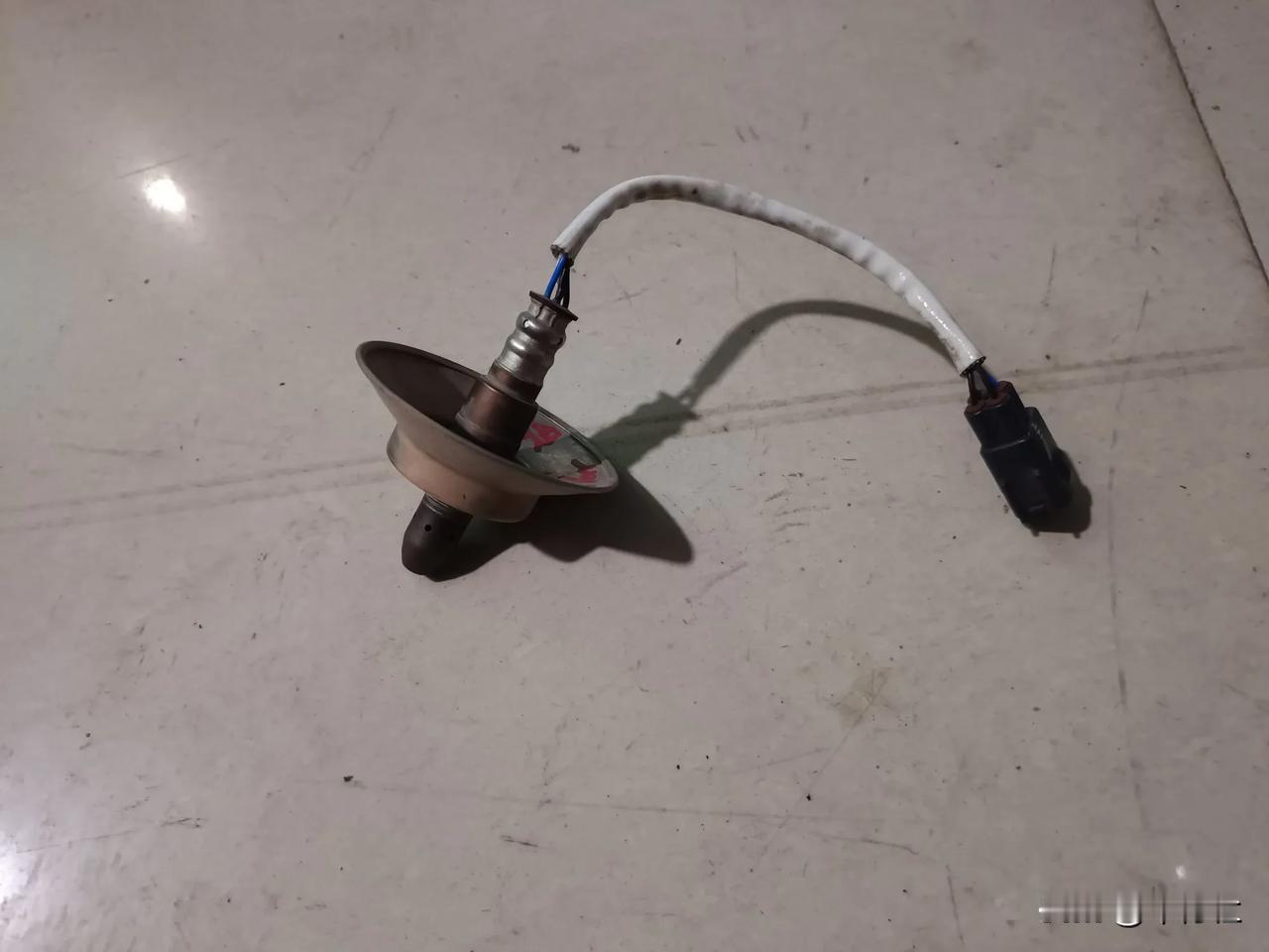 给客户拆的一条氧传感器
21年的卡罗拉双擎，没想到那么快就坏了
测不准数据了
出