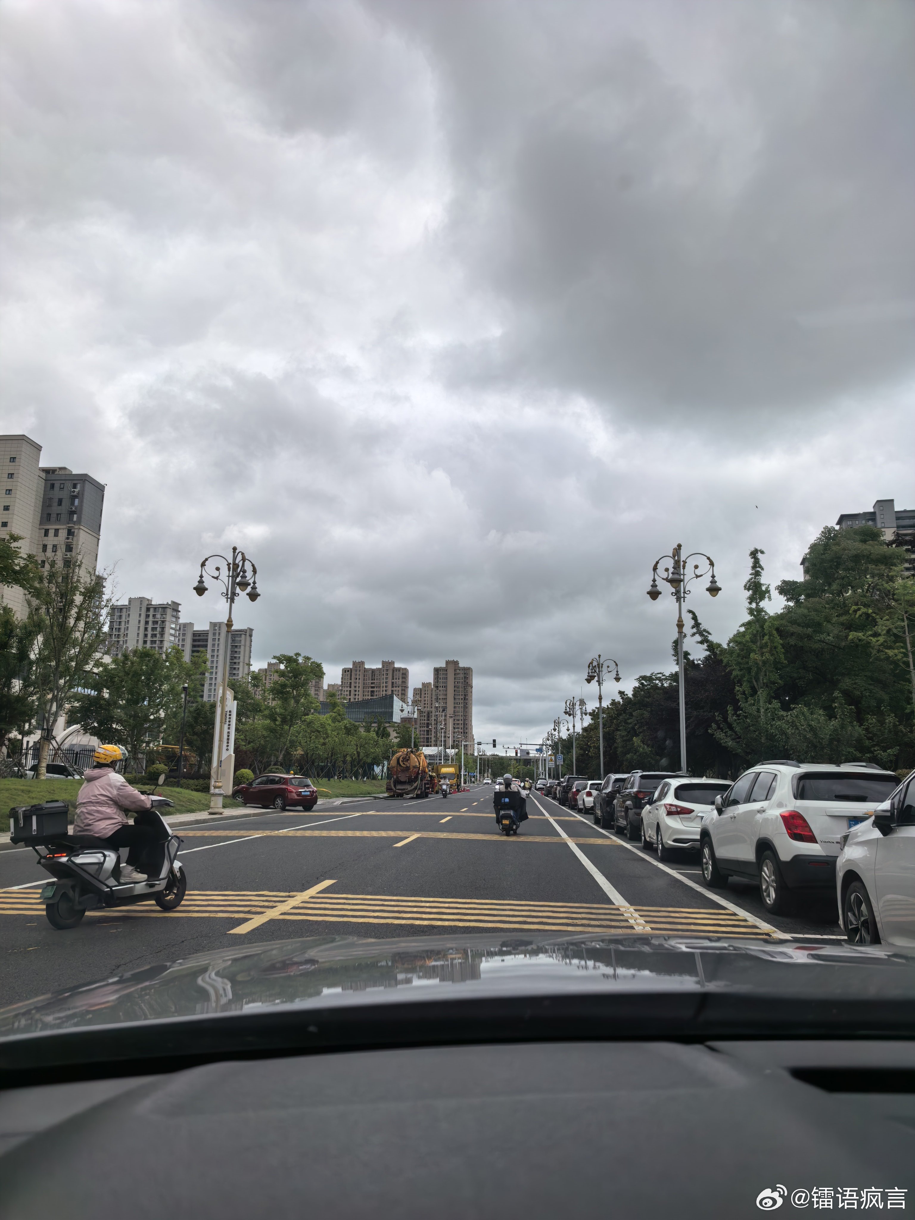 黑云覆长街，静候一场雨。 
