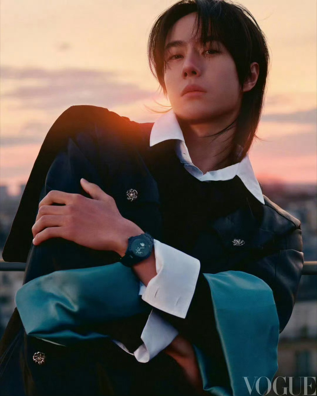 网友提名男版VOGUE群封热点现场 整个内娱，王一博最权威，他可以一敌百。[彩虹