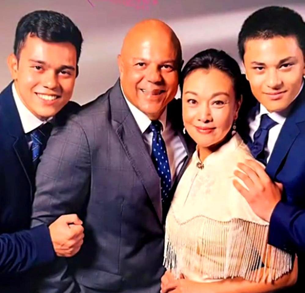 当年她一脚踢开了《红高粱》。
张艺谋为了九儿这个角色，在中戏蹲了两个月。
他看中