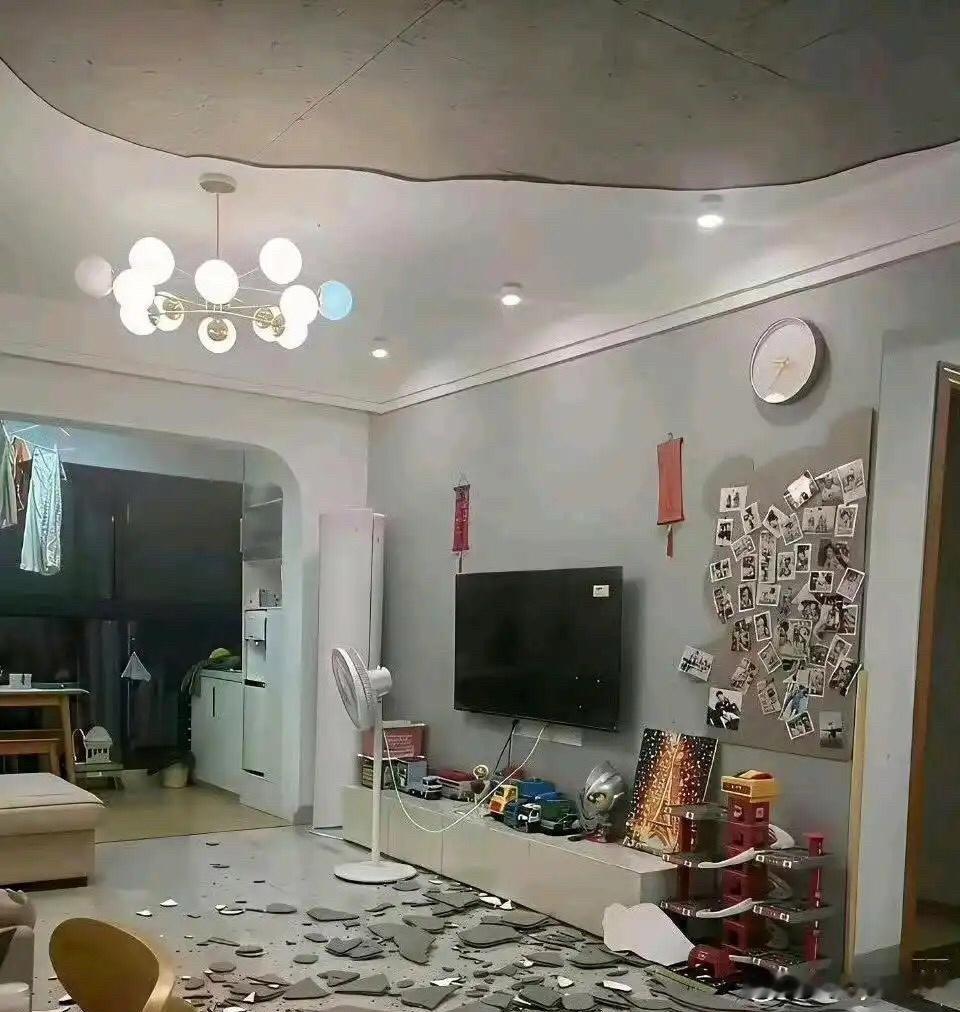 买个菜回来天塌了，这种情况有责任吗？可以和楼上索赔吗？ ​​​