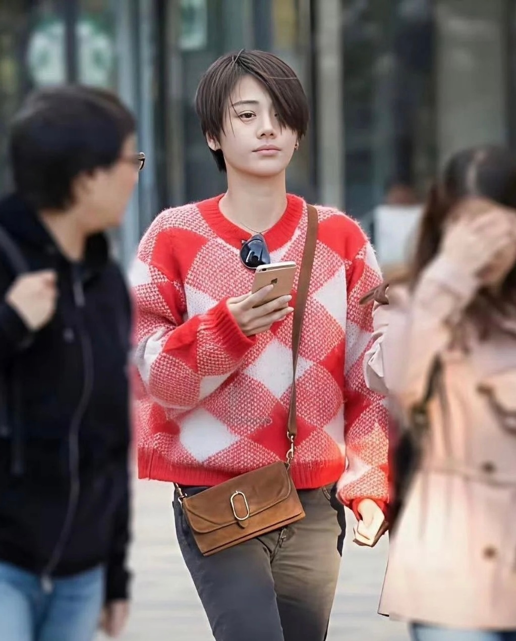 马思纯是真的敢，女明星里敢剪这么短头发的，真没几个 ​​​