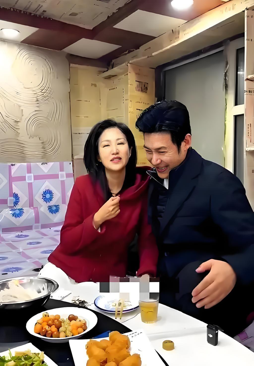 陆毅和鲍蕾携手走过30年，感情甜蜜如初。鲍蕾自曝结婚多年从未下厨做饭，陆毅也毫无