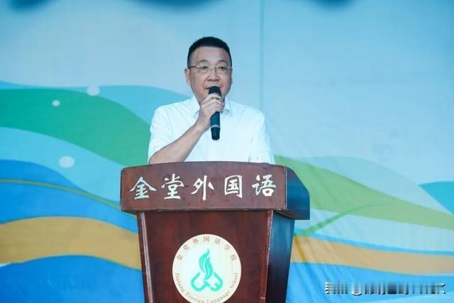 平武中学毕业，后来成长为中学校长的代表人物
 
平武中学大山里走出不少绵阳名校管