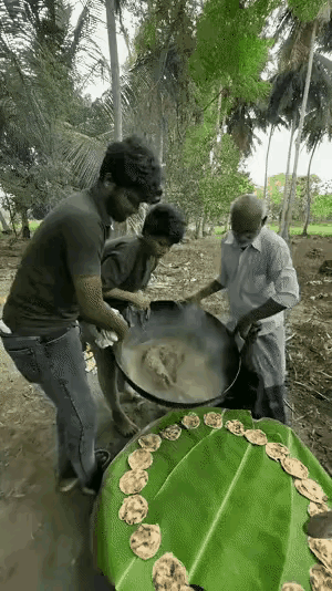 三们抬起锅，把一堆粘稠的糊糊到在小圆桌上，一只煮熟的整羊从锅里被扒了出来，瞬间就