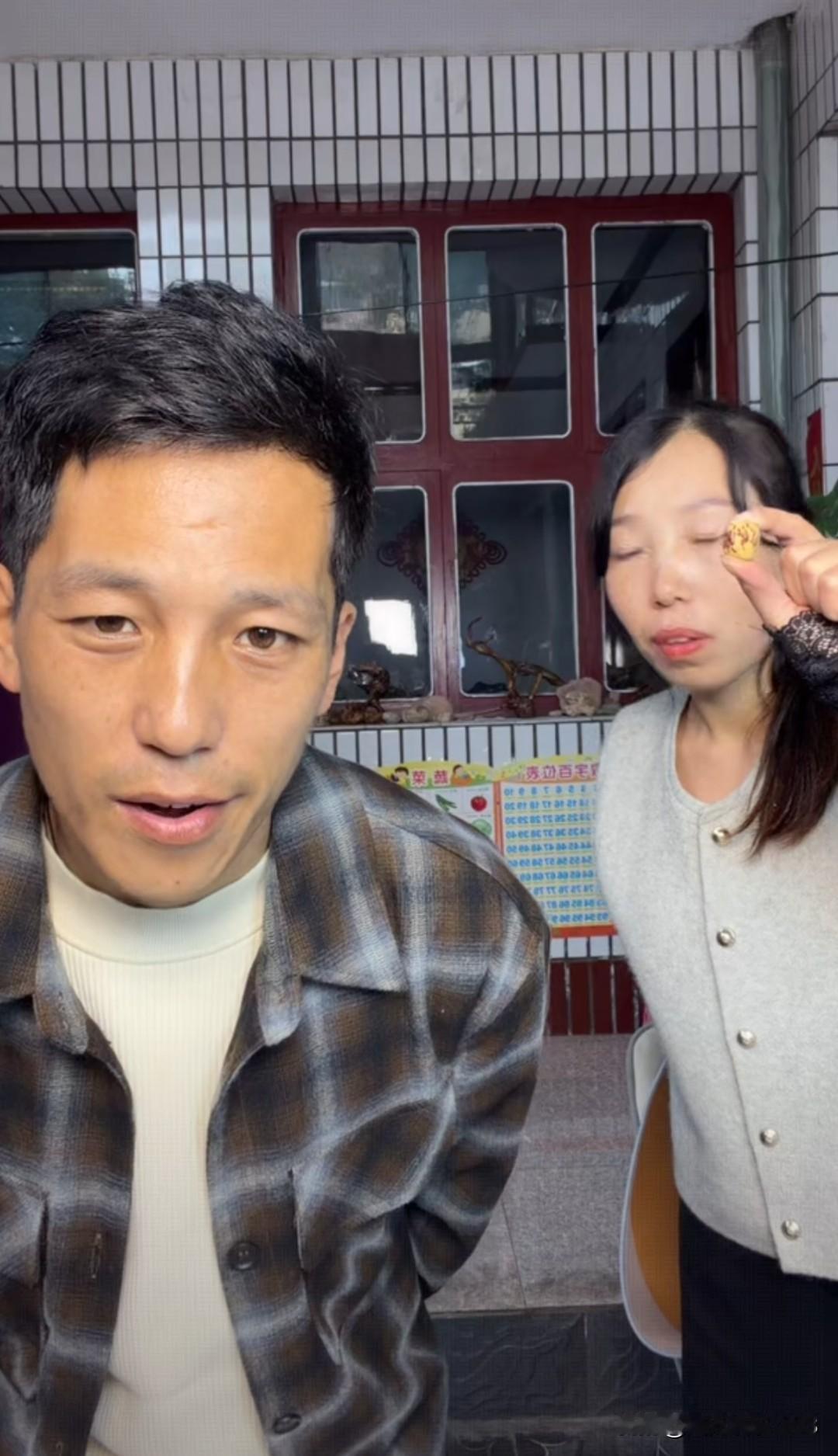 今天超群直播，打开直播间发现超群和二姑在一起直播。网友们看到之后都说这就好了。