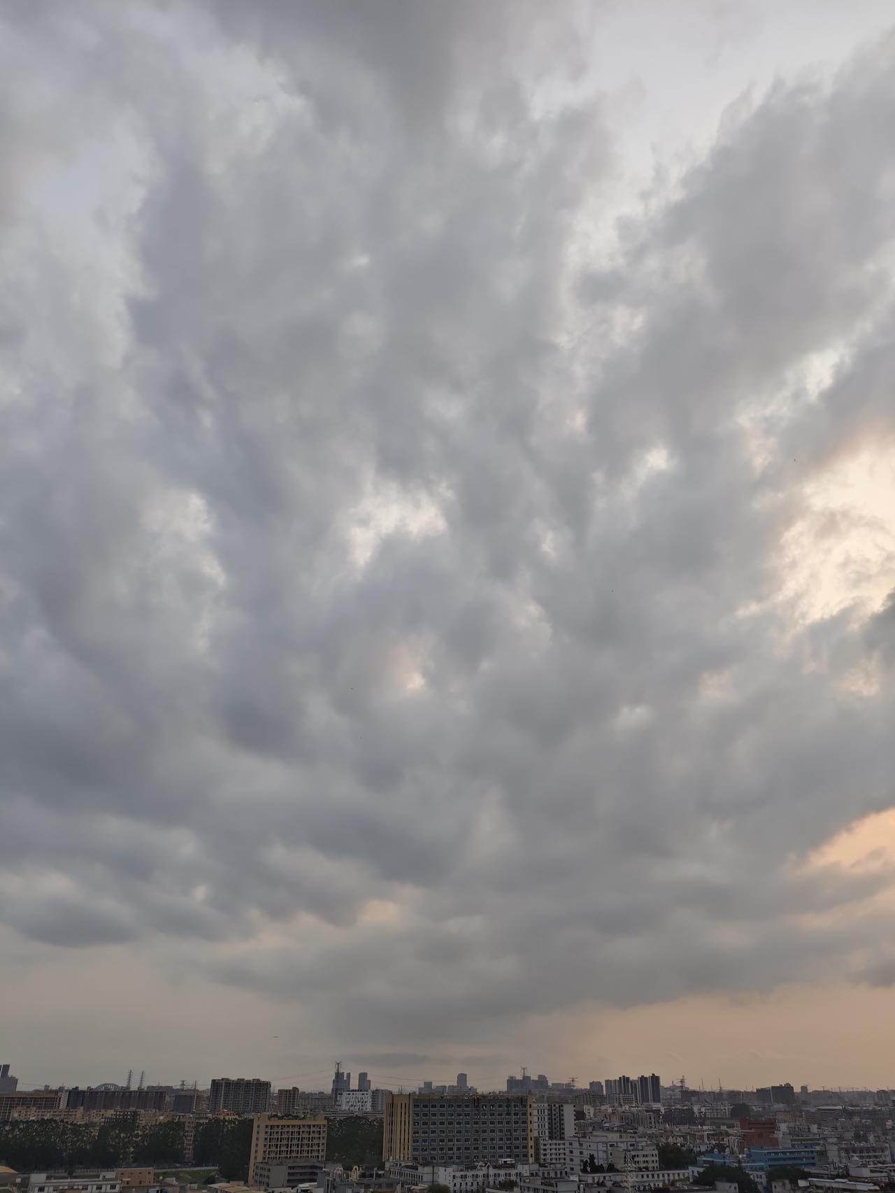 随手拍一张天空照随手拍的天空晚霞，天有点阴，落日余晖也淡淡的，有点优伤吧？