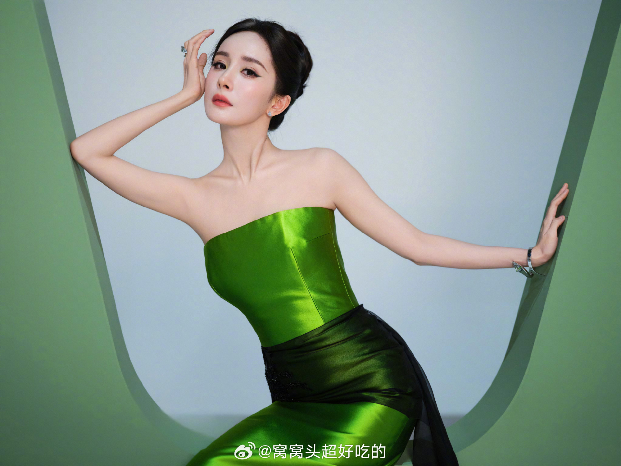 杨幂 白玉兰盛典出图，幂姐这身是Prada特别定制战袍 ，超美！祝我们宁绣绣好运