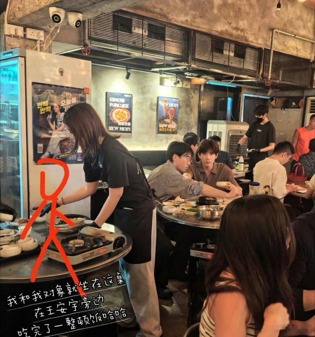 香港偶遇王安宇吃烤肉看得我现在也好想吃烤肉啊，王安宇生图也这么扛打，少年感绝了