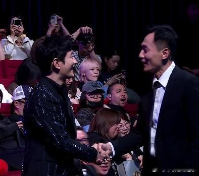 黄晓明和刘烨，突然引发了网友热议。原因是微博电影之夜现场，刘烨刚刚和黄晓明对视上
