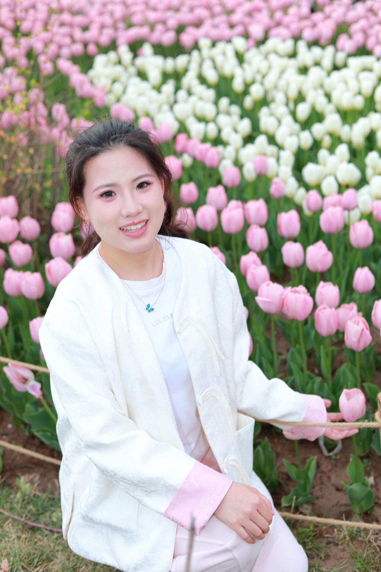 太原人像摄影约拍跟拍郁金香花海 郁金香人像原创原图直出照片