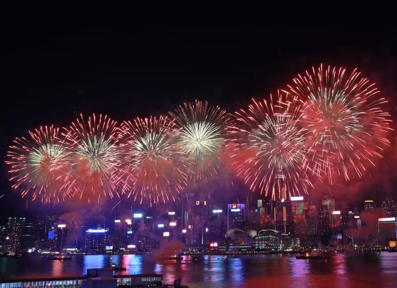 【逾3万枚烟花闪耀维港上空 共贺国庆76周年】国庆76周年
为庆祝中华人民共和国