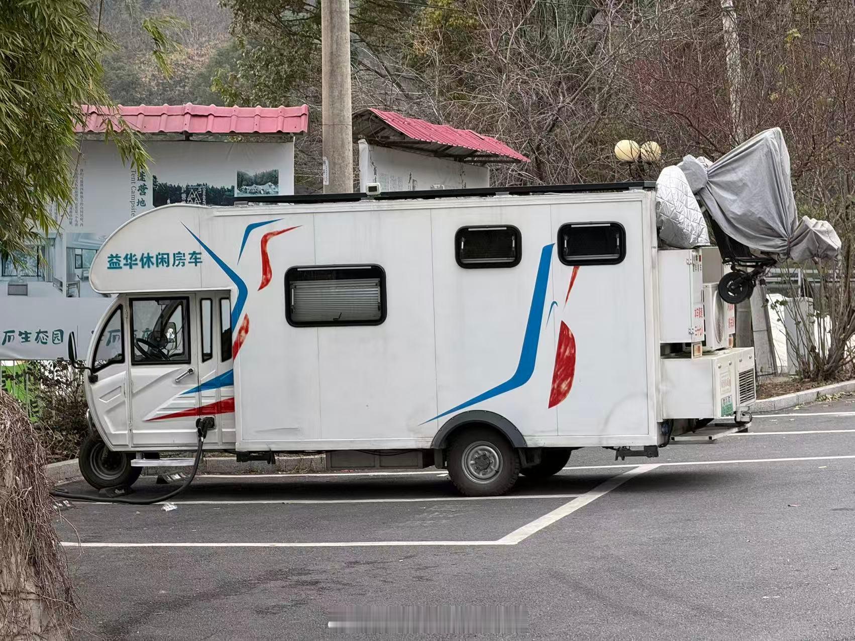 不上牌，不买保险，可以闯红灯乱停车，交警真要查了往地上一躺，Bug版的存在。讲真