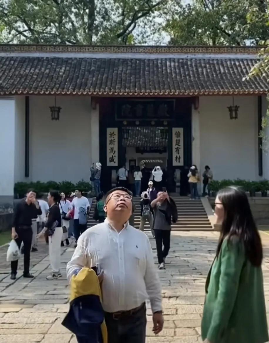 近日，在某景区，两位女士想拍一段转场视频，万万没想到，一位白衣大哥径直闯入镜头！