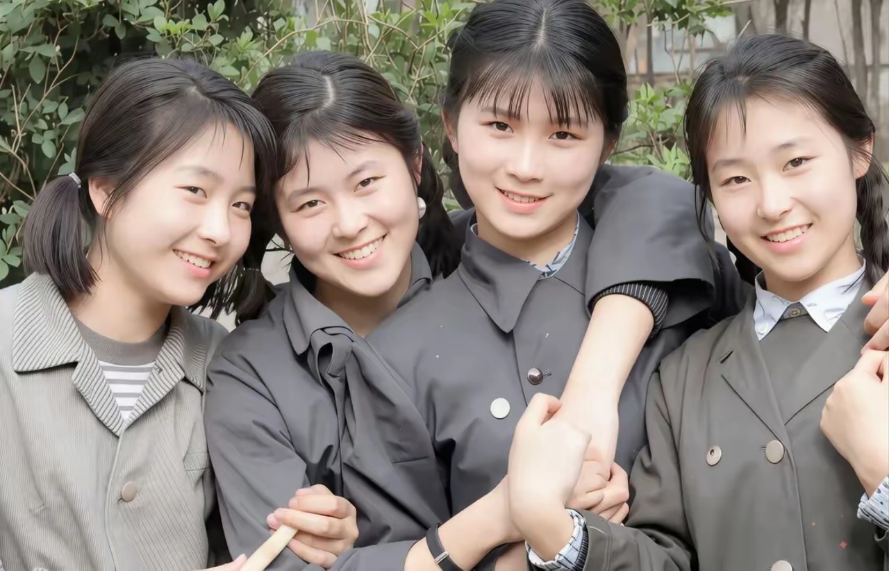 这张照片拍摄于1979年山东艺术学院校园内，图中四位年轻女孩是当时表演班的同窗好