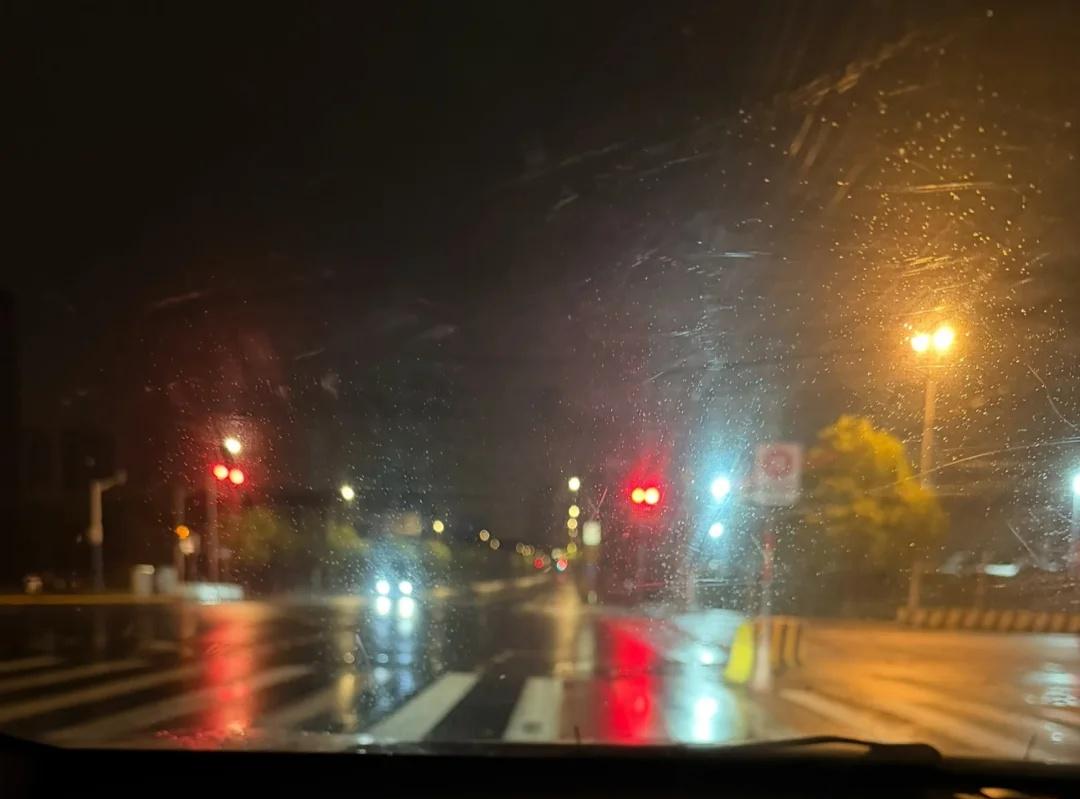 上海的黄梅天，真是一言难尽
最近上海黄梅天到了，衣服裤子洗了也没太阳晒，已经很不