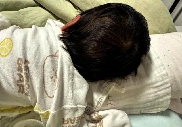 令人痛心！浙江金华，女子是育儿嫂，接手照顾一刚出生的婴儿，某晚，她让婴儿趴着睡觉