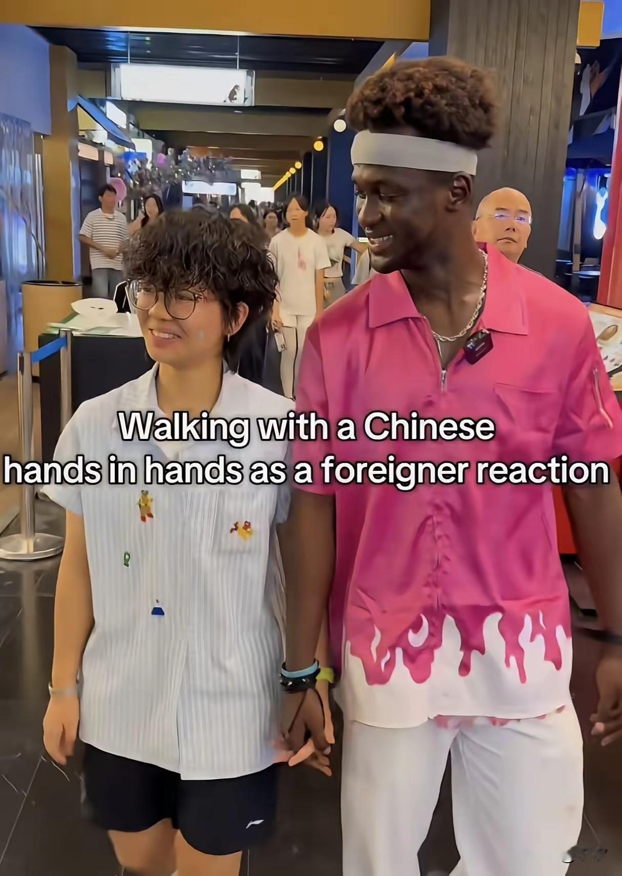 老外交了一个国内女性，
女孩虽然比较偏男性，
不过老外却表示这样的带劲，
老外的