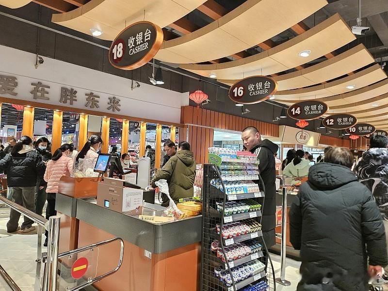 胖东来关闭年赚过亿的门店，表面上看是放弃了一笔巨大的利润，但其背后折射出的是创始