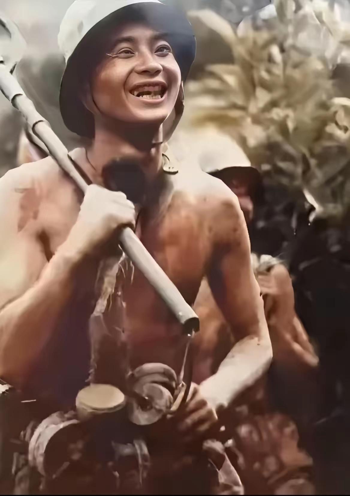 这张照片拍摄于1986年的老山前线，扫雷英雄，一等功臣李洪刚，和战友凯旋归来的画
