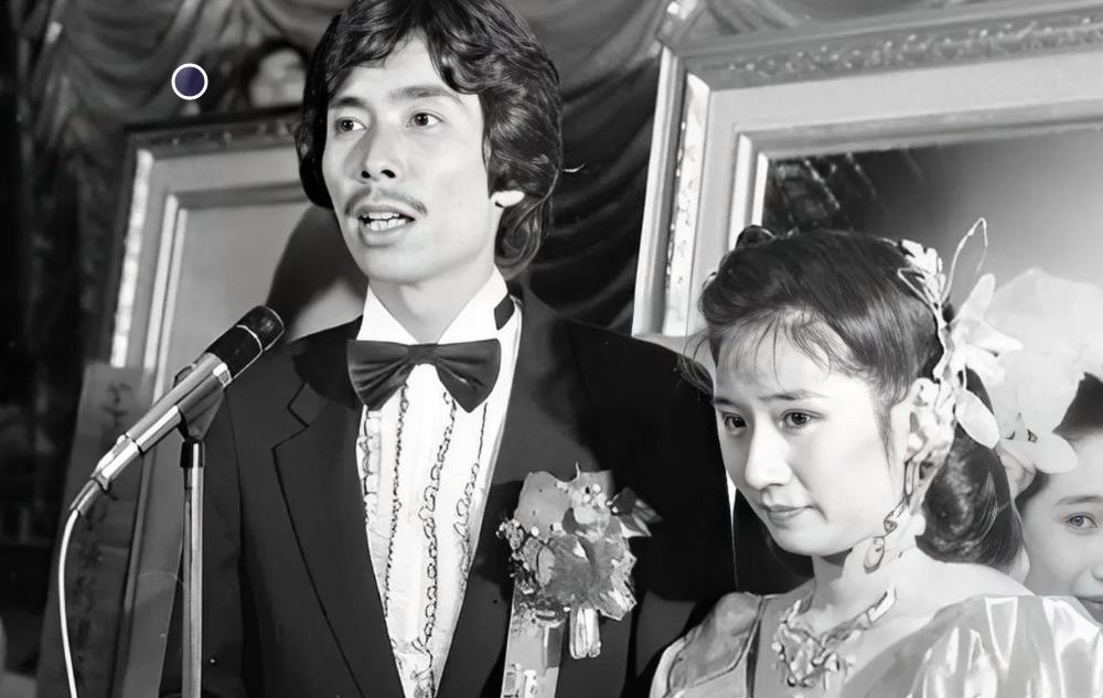 上世纪80年代，鲁迅长孙周令飞在日本与台湾女子张纯华相恋。因两岸关系特殊，此事备