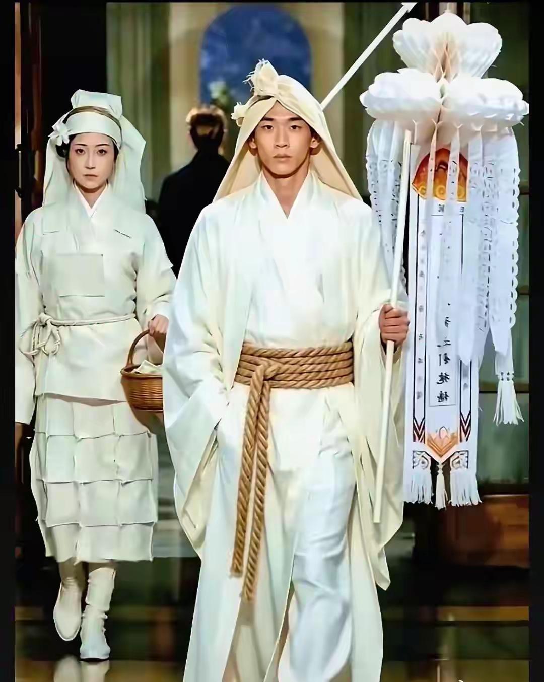 老祖宗传了多少年的东西，
本来挺肃穆，让人敬畏，成本极低的装束，
有一天会被为天