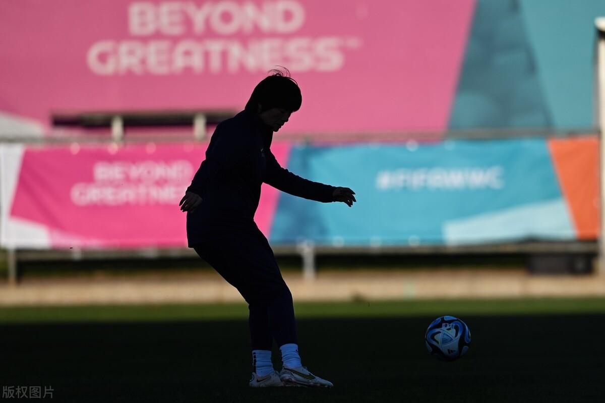 中国女足训练时，水导来一脚，英姿不减当年，但张琳艳的衣服[捂脸][捂脸][捂脸]