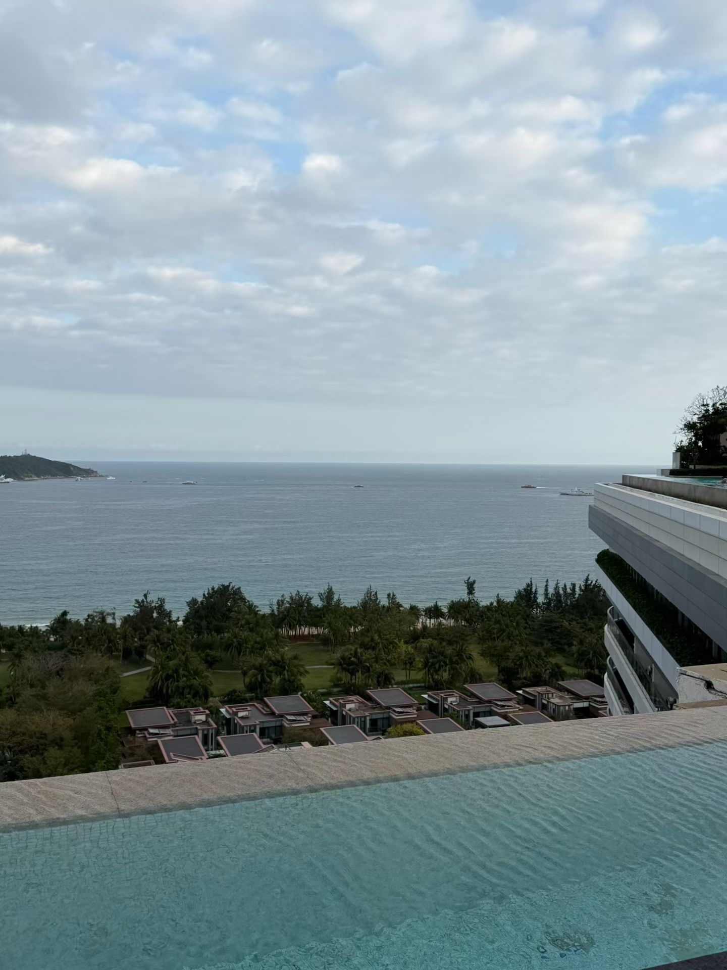 三亚消费分级很明显，爱迪逊和瑰丽涨价到了普通人住不起的价格，海棠湾用高消费来隔绝