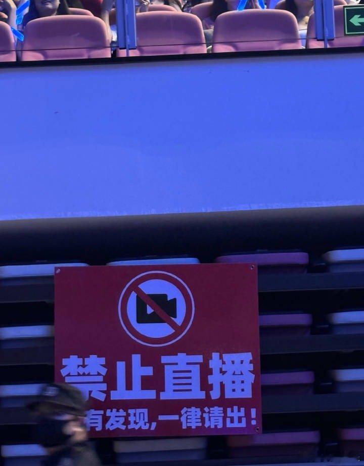 知道TizzyT不能直播的原因了 厦门收官场大型“社死”现场！TizzyT开直播