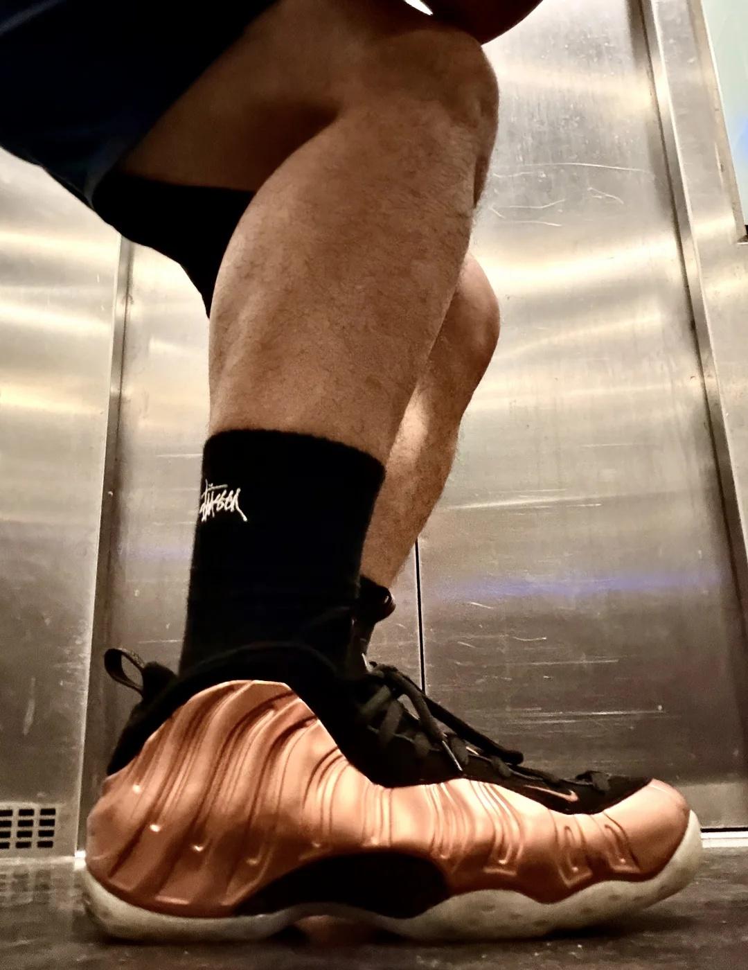 OOTD｜今日份铜色👟
雨天穿铜喷！
	
就是想问下，晚上八点了，下雨天还要排