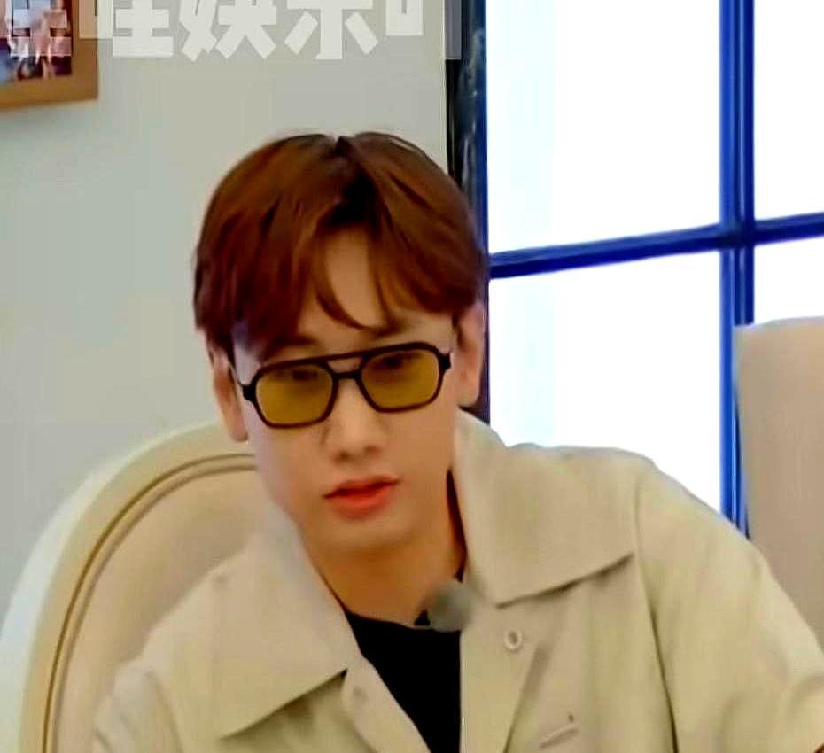 录制现场，宋丹丹盯着汪苏泷，一字一顿：“我比你妈大4岁，你叫我宋丹丹？
”空气瞬