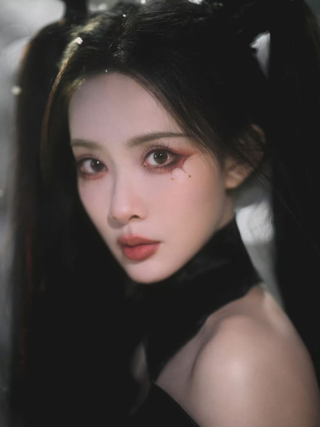 孟子义雪落时分魔法降临孟子义奏响一首绯红夜曲啊啊啊啊孟子义魔女造型也太带感了吧！