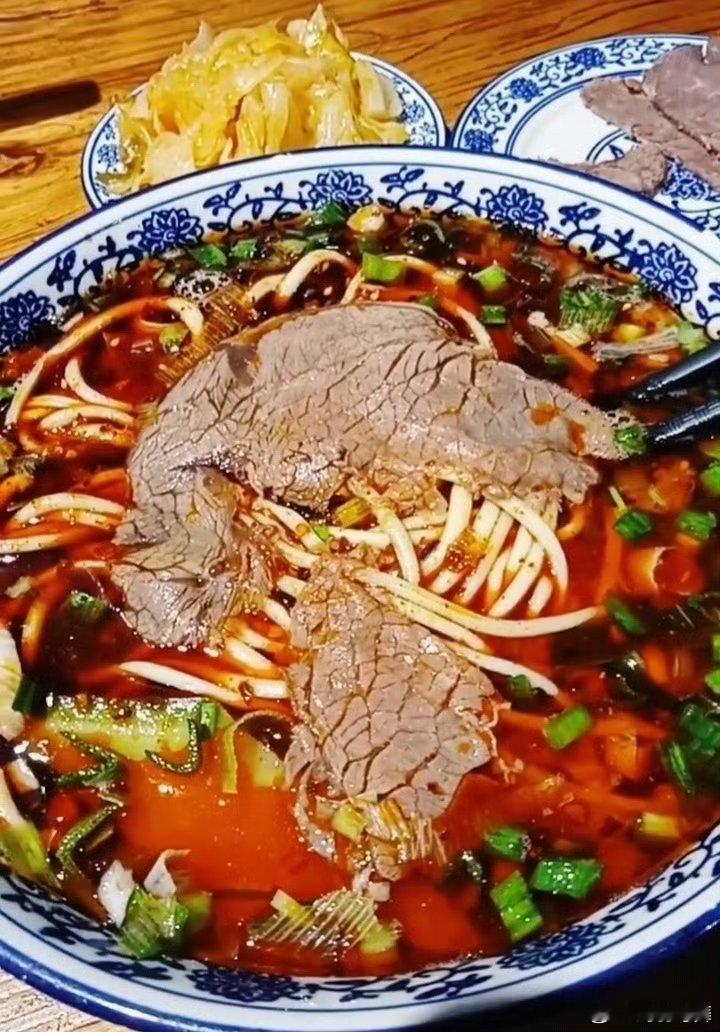 馋师[超话] 早上好呀，又是炎热的一天，大家注意防暑降温，记得好好吃早饭 ​​​