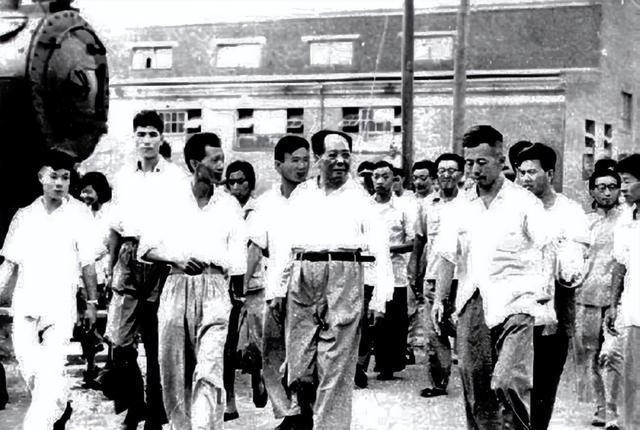 1957年毛主席视察武汉，在得知王盛荣只是建筑局里的一个副处长时勃然大怒，伟人当