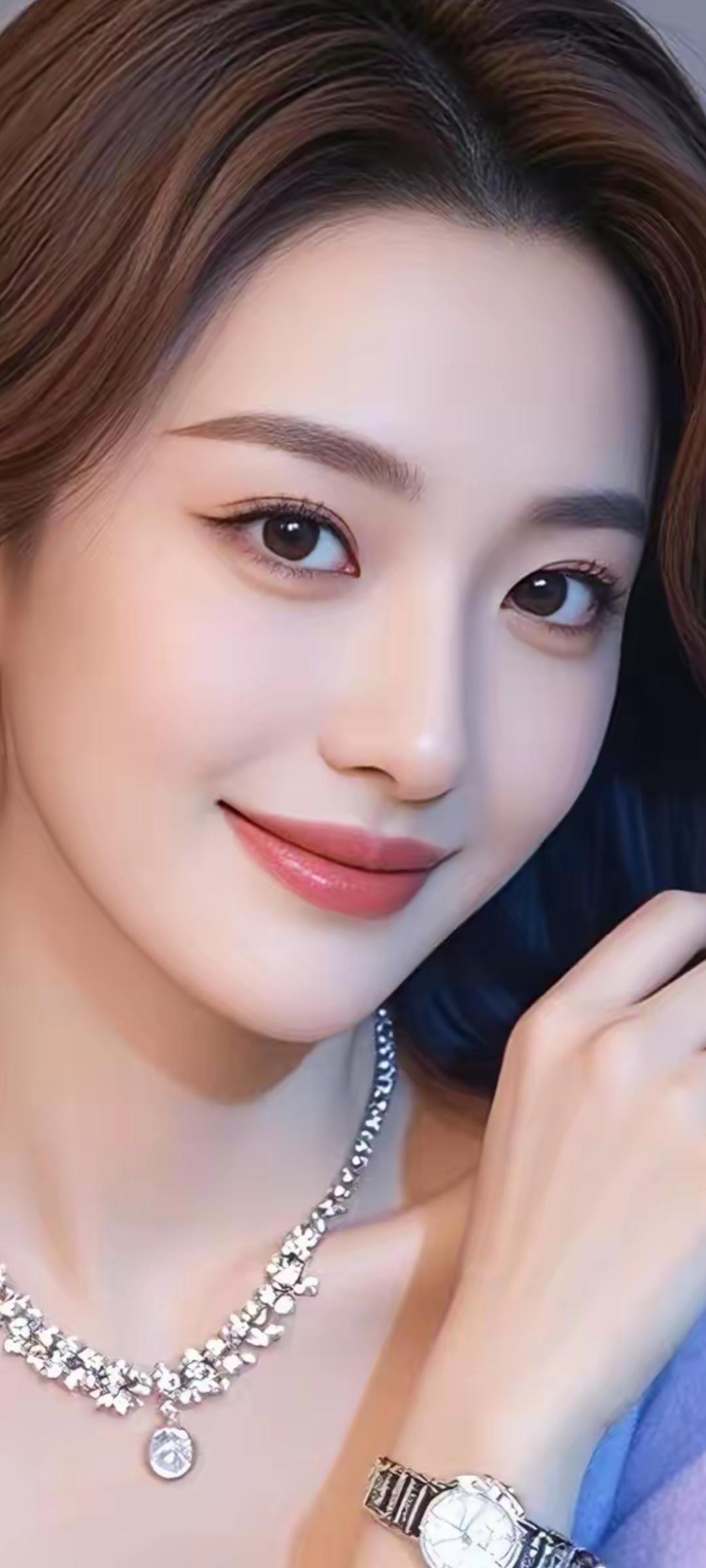 优雅气质，闪耀项链与手表的完美搭配