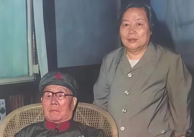 这是刘伯承元帅与夫人汪荣华的晚年留影。一位是征战半生的开国元勋，一位是风雨同舟的