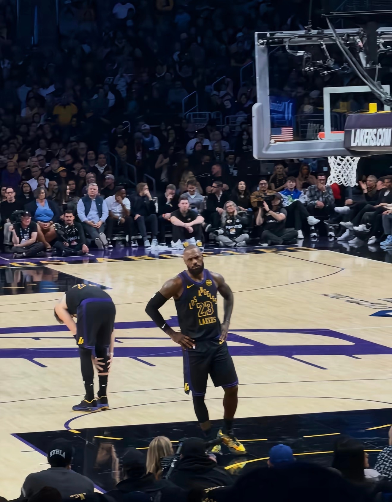 只是重逢的风里，少了当年的少年气