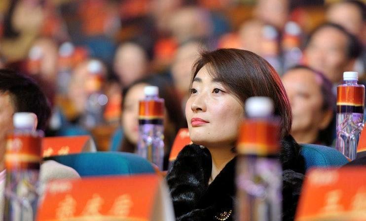 宗馥莉正在寻求香港最高法院批准，就涉及在香港汇丰账户中18亿美元资产的两项判令，