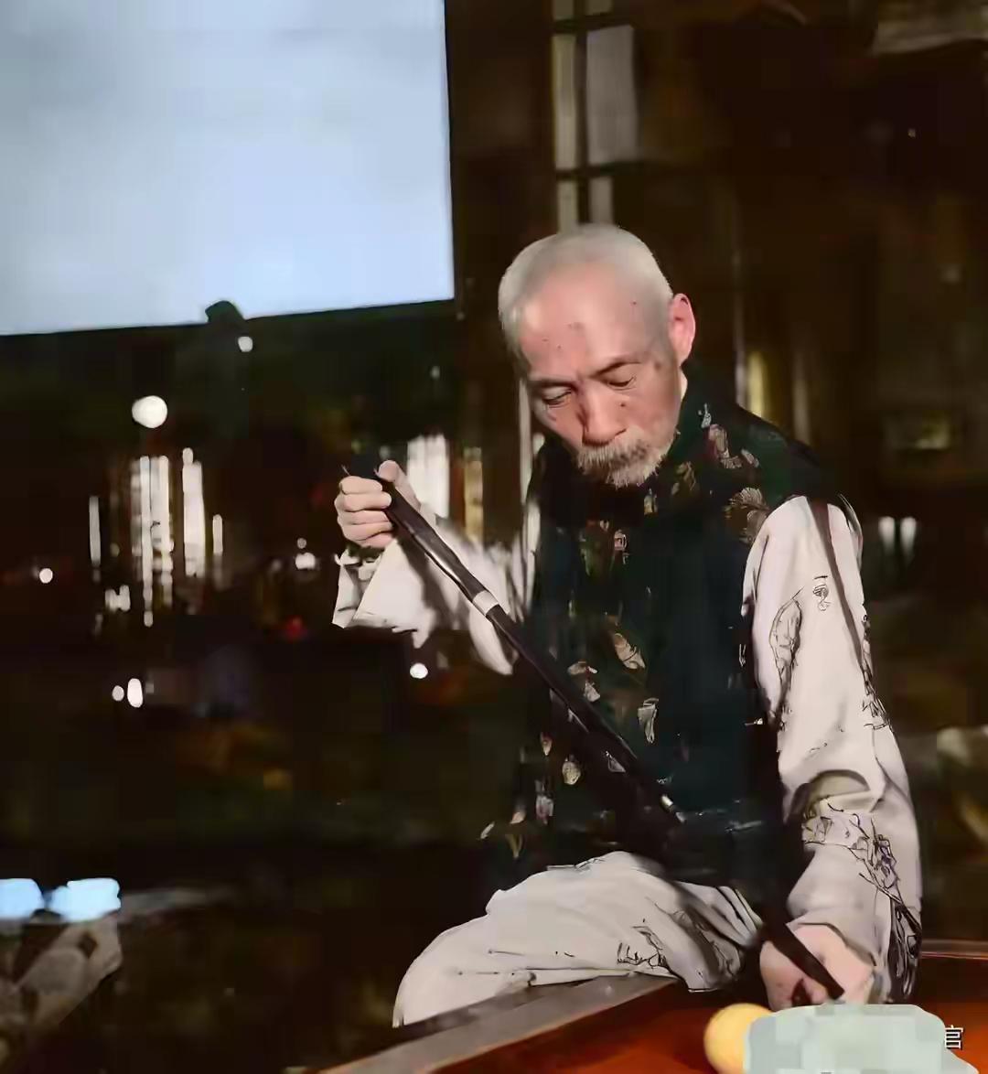 这位老爷爷在认真地修伞。1927年留下的一张珍贵照片，问一下围棋爱好者，认识这位