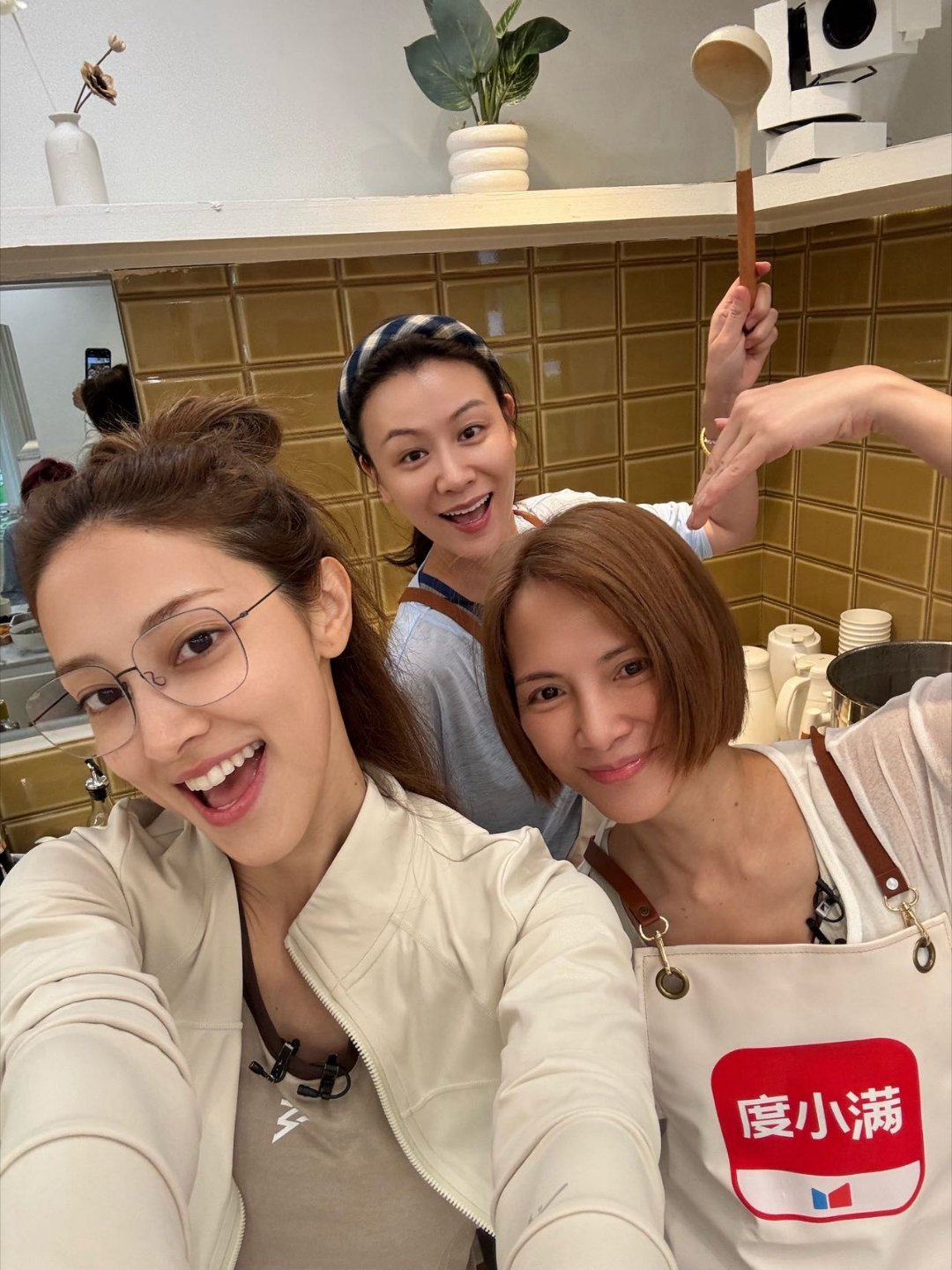 叶一茜带补给探班乘风姐姐 叶一茜一边唠嗑一边取经 茜姐也太会了！提着满满零食补给